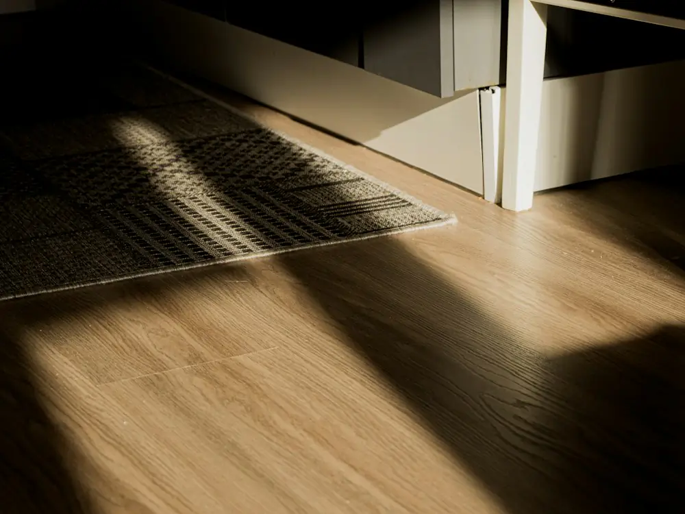 Klik-PVC vloer met houtlook planken in een lichte woonkamer